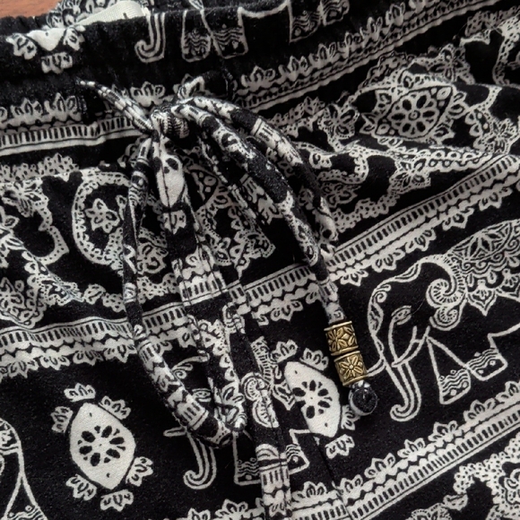 Mudd Black and White Elephant Shorts - Picture 3 of 3